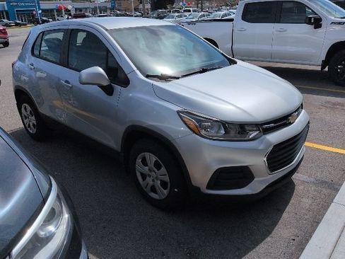 Used 2018 Chevrolet Trax LS w/ LPO, Protection Package FWD image 3