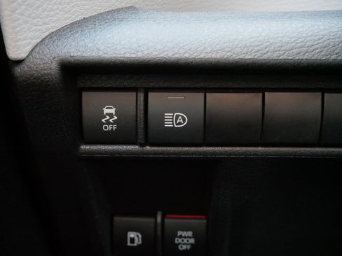 Used 2025 Toyota Sienna LE image 27