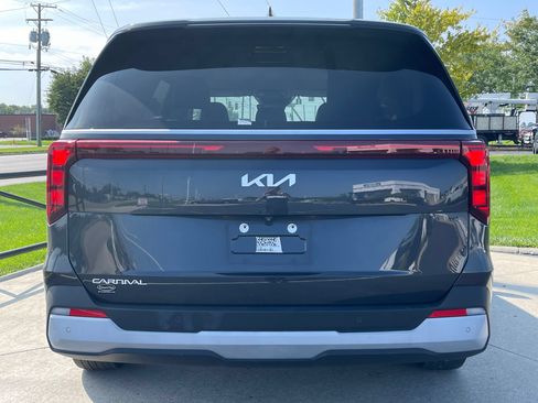 Used 2025 Kia Carnival FWD image 6