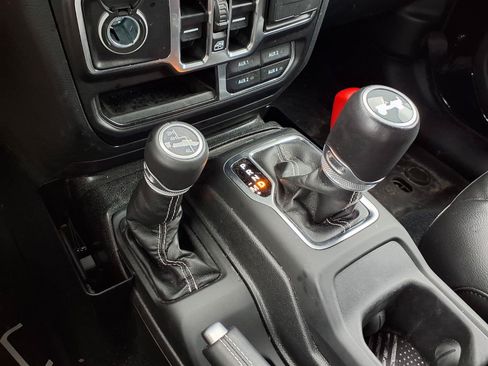 Used 2022 Jeep Wrangler Unlimited Sahara w/ LED Lighting Group AWD/4WD image 15