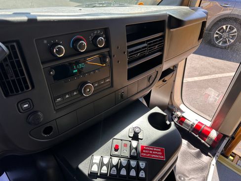 Used 2014 Chevrolet Express 4500 RWD image 21