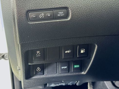 Used 2018 Nissan Rogue SV w/ Premium Package FWD image 22
