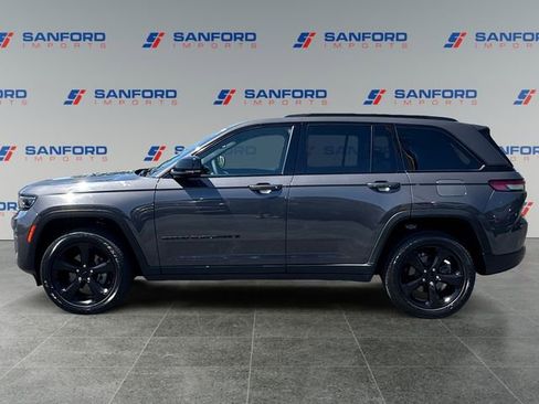 Used 2023 Jeep Grand Cherokee Altitude AWD/4WD image 2