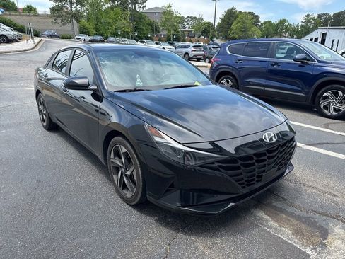 Used 2023 Hyundai Elantra SEL w/ Convenience Package FWD image 2
