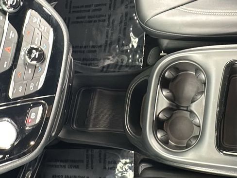 Used 2024 Chrysler Pacifica Select image 35