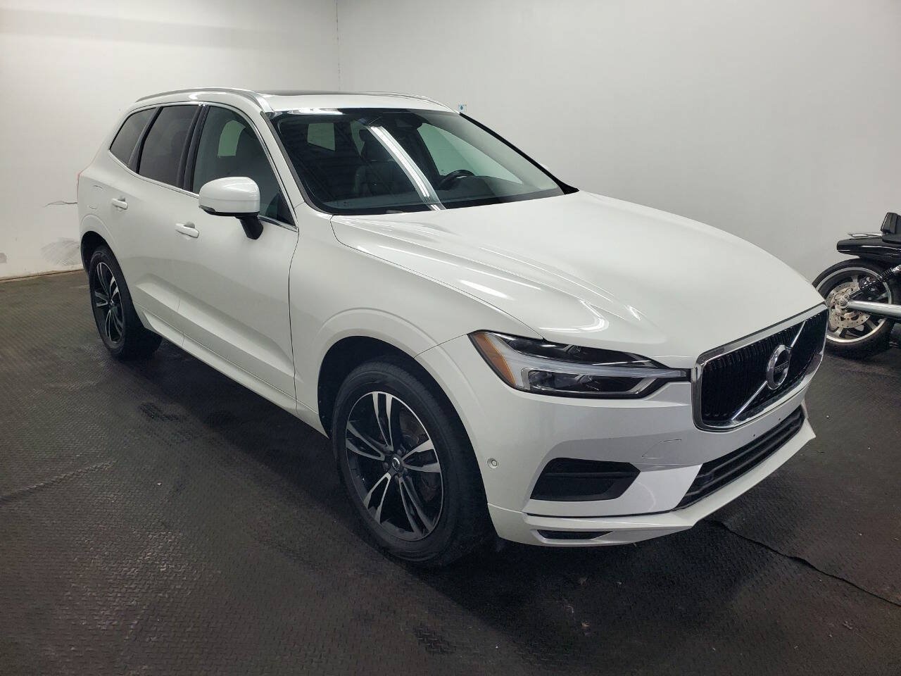 Used 2019 Volvo XC60 T5 Momentum w/ Premium Package AWD/4WD image 3