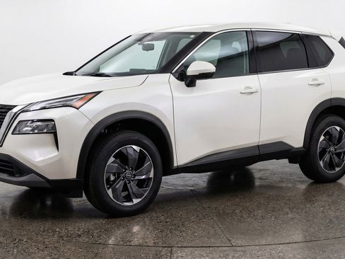 Used 2025 Nissan Rogue SV image 3