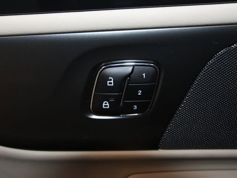 Used 2025 Lincoln Nautilus Premier image 9