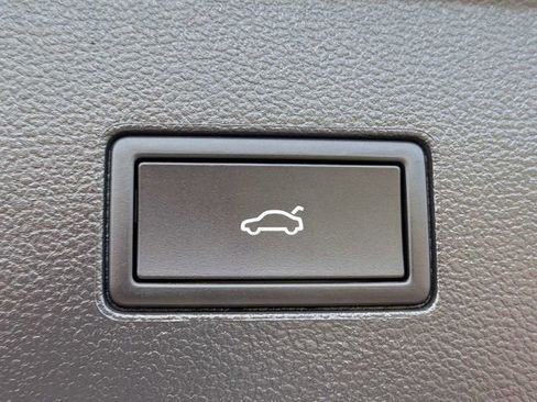 Certified 2025 Volkswagen Atlas SE FWD image 10