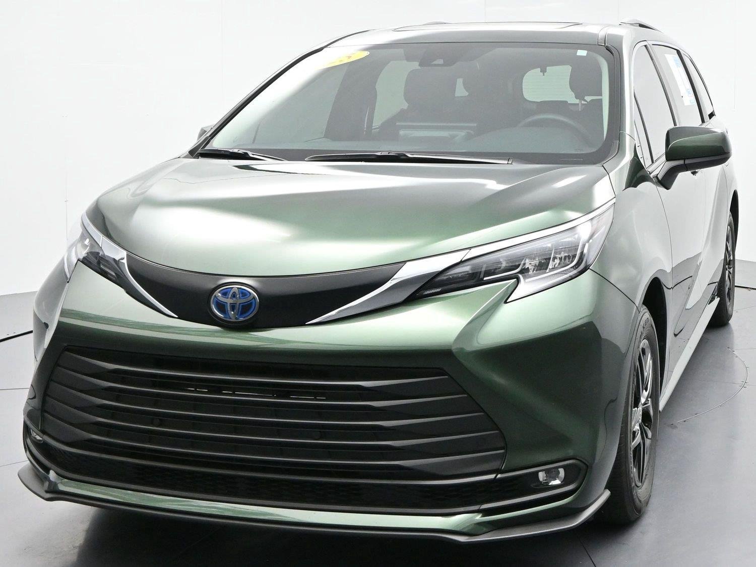 Used 2025 Toyota Sienna XLE FWD image 2