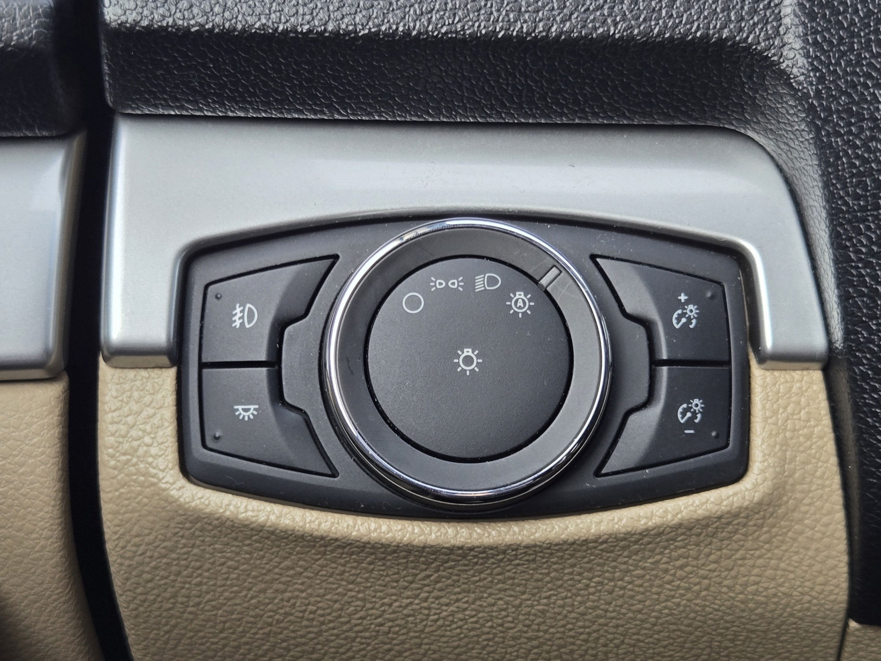 Used 2017 Ford Explorer XLT FWD image 19