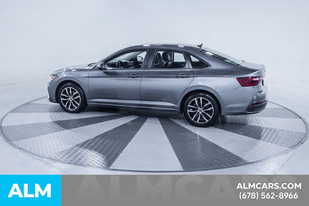 Used 2025 Volkswagen Jetta SE FWD image 5
