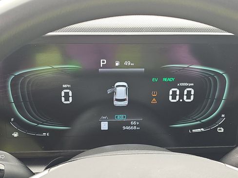 Used 2024 Kia Niro LX FWD image 2