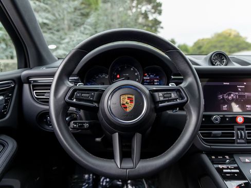 Certified 2025 Porsche Macan image 30