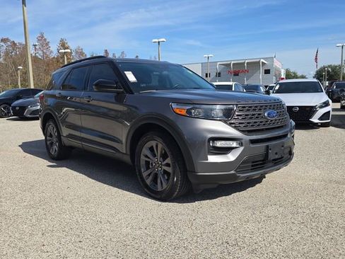 Used 2022 Ford Explorer XLT w/ Equipment Group 202A image 2