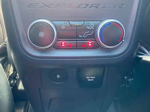 Used 2025 Ford Explorer Platinum AWD/4WD image 23