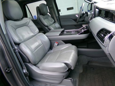 Used 2021 Lincoln Navigator Reserve w/ Luxury Package image 11