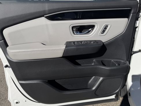 Certified 2024 Honda Pilot Touring image 12