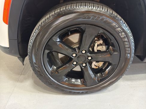 Used 2023 Jeep Grand Cherokee L Altitude AWD/4WD image 9