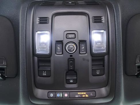 Used 2025 Chevrolet Suburban High Country AWD/4WD image 20