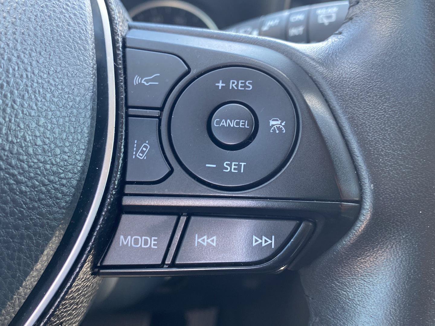 Used 2020 Toyota RAV4 XLE Premium FWD image 16