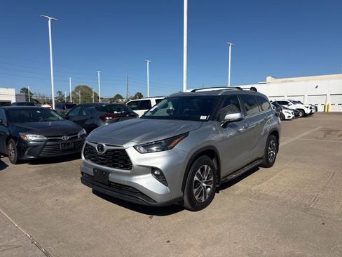 Used 2024 Toyota Highlander XLE image 2
