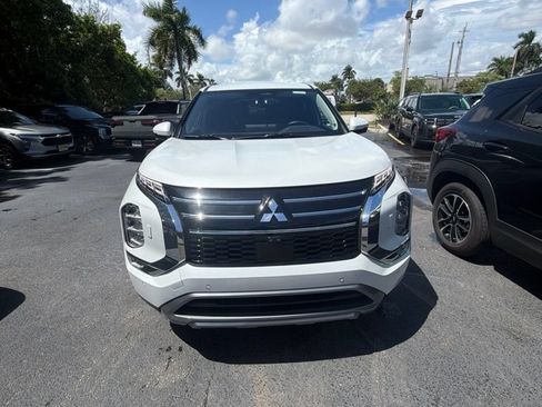 Used 2025 Mitsubishi Outlander SE AWD/4WD image 2