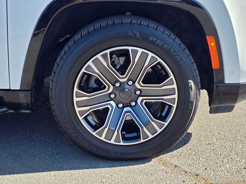 Used 2024 Jeep Wagoneer L Series II image 8