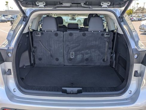 Used 2022 Toyota Highlander LE FWD image 6