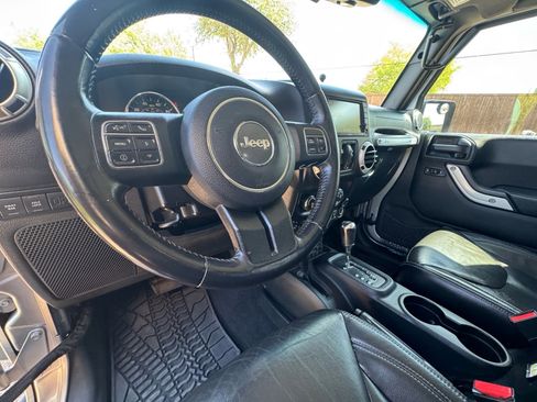 Used 2016 Jeep Wrangler Unlimited Rubicon w/ Connectivity Group image 18