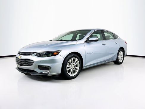 Used 2018 Chevrolet Malibu LT w/ Driver Confidence Package image 3