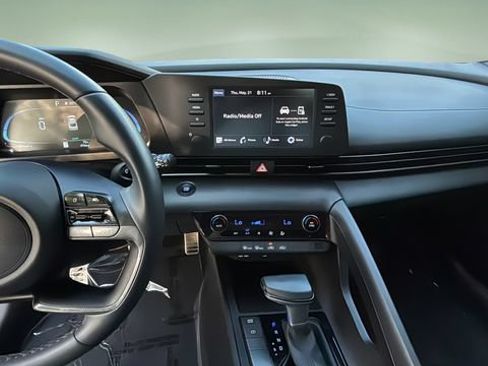 Used 2025 Hyundai Elantra Sport FWD image 11