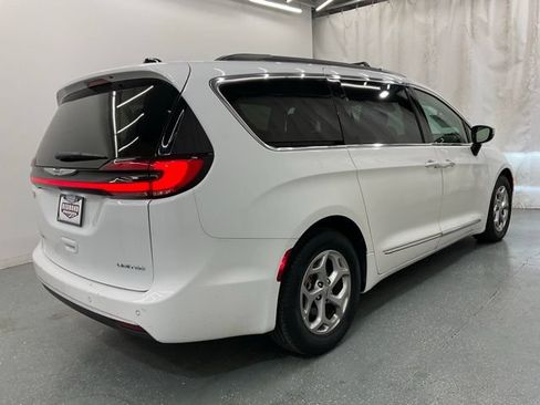 Used 2023 Chrysler Pacifica Limited FWD image 7