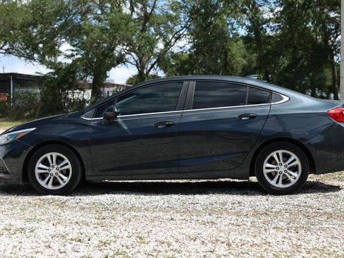 Used 2018 Chevrolet Cruze LT w/ Convenience Package FWD image 3
