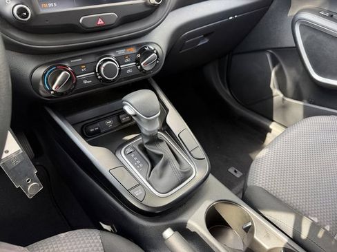 Used 2025 Kia Soul LX w/ LX Technology Package FWD image 17