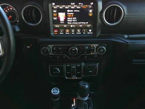 Used 2019 Jeep Wrangler Unlimited Sahara image 38