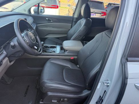 Used 2025 Kia Carnival EX FWD image 3
