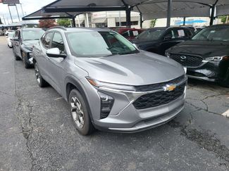 Used 2025 Chevrolet Trax LT w/ LT Convenience Package FWD video 2