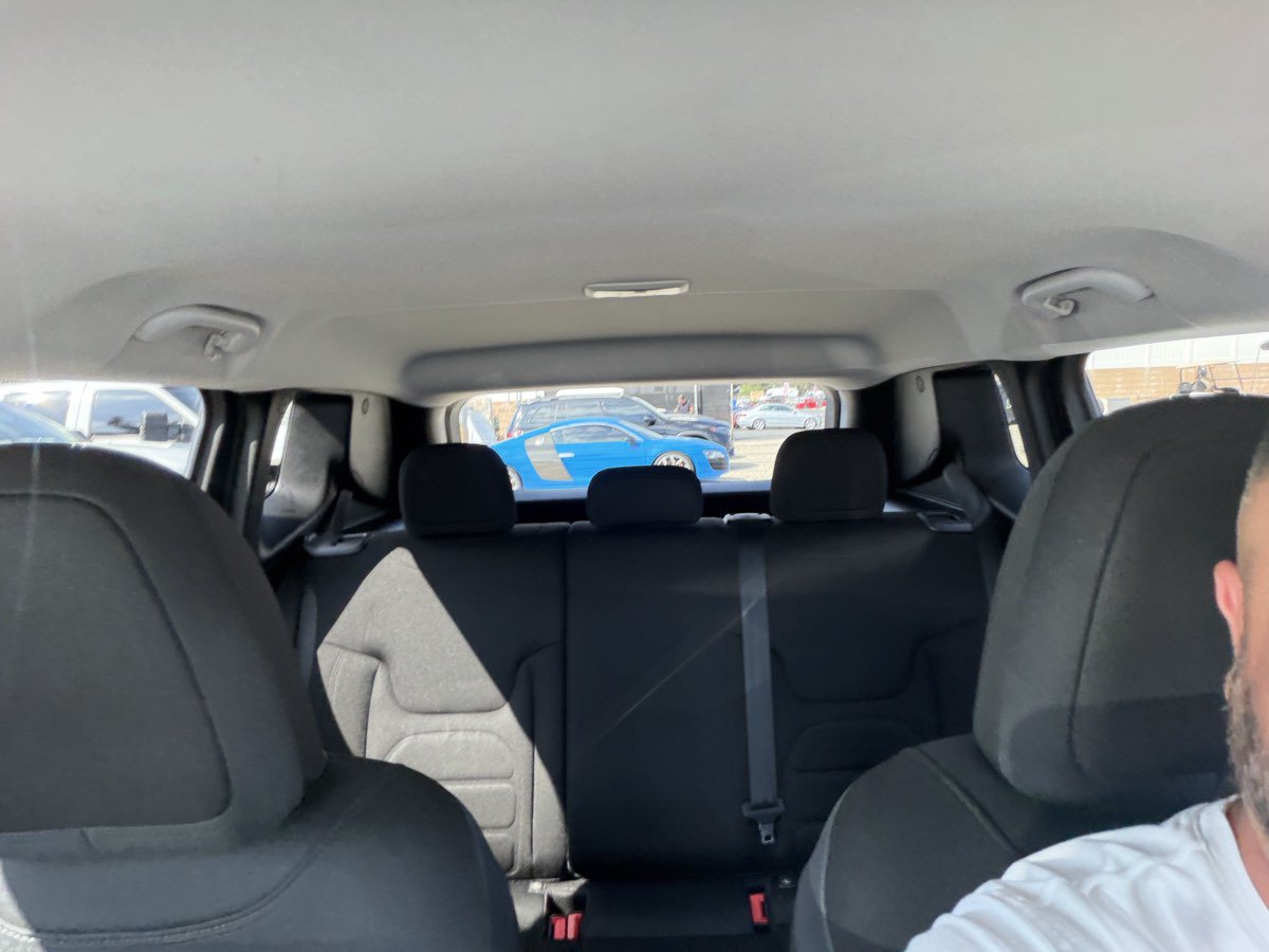 Used 2017 Jeep Renegade Altitude FWD image 21