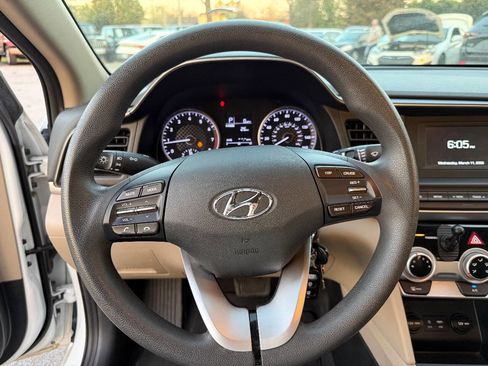Used 2019 Hyundai Elantra SE image 14