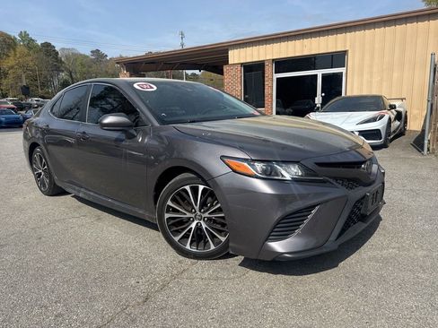 Used 2019 Toyota Camry SE image 4