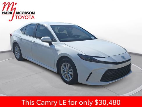 Used 2026 Toyota Camry LE w/ Convenience Package image 5