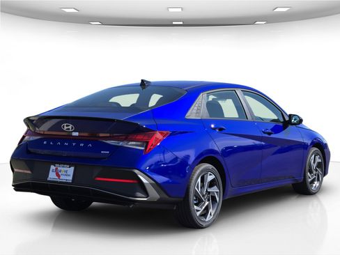 New 2025 Hyundai Elantra SEL image 9