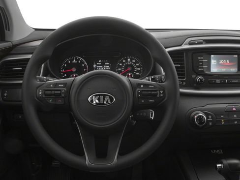 Used 2018 Kia Sorento FWD image 4