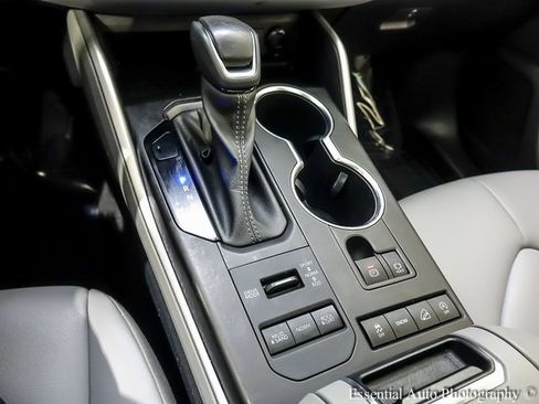 Used 2022 Toyota Highlander XLE image 19