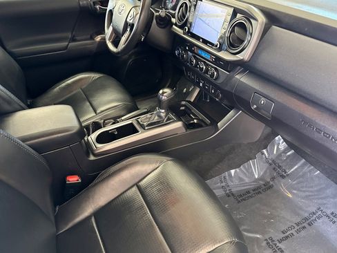 Used 2021 Toyota Tacoma TRD Sport w/ TRD Premium Sport Package AWD/4WD image 17