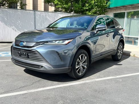 Used 2024 Toyota Venza LE AWD/4WD image 3