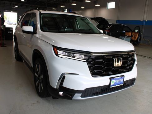 Used 2025 Honda Pilot Touring image 3