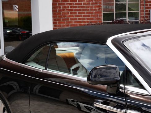 Used 2017 Rolls-Royce Dawn RWD image 21