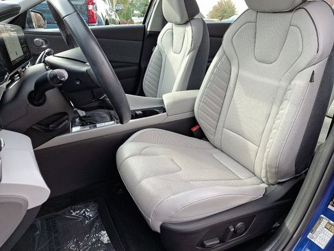 Used 2023 Hyundai Elantra Limited image 13